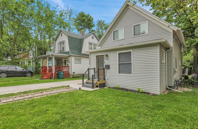 Modern 3BDRM Near Downtown & MSU