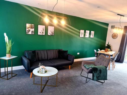 Modern 3BR Home, Sleeps 5, Contractor Deal -Friendly, Near M25, Free Parking