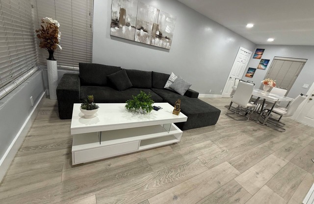 ✨ Modern home with BBQ and garden, near downtown