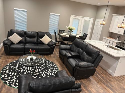 Modern 3BR Townhouse in St Louis