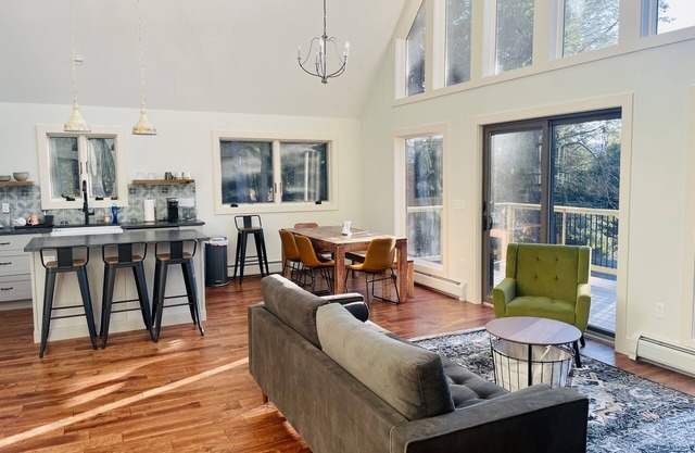 Modern 4-Bedroom Mountain Retreat Minutes to Lake Rescue & Echo and Hiking