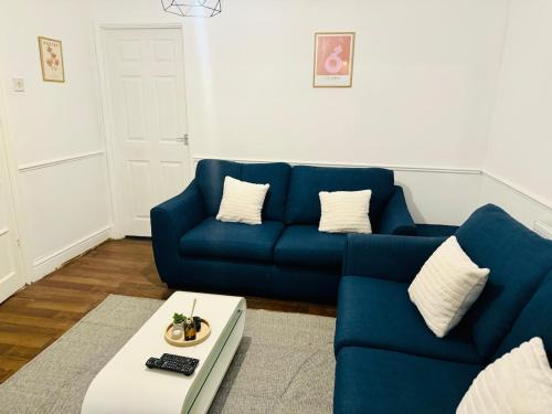 Modern 4-Bedrooms House - Near City Centre - QMC - Arnold Market - Sleeps 8