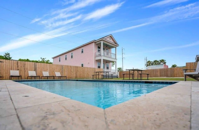 Modern 4BD w Pool | Driveway Parking |Large Outdoor