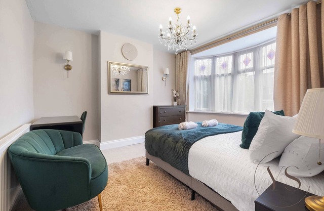 Family 5BR Home - Near M6, Parking & WiFi ❤️