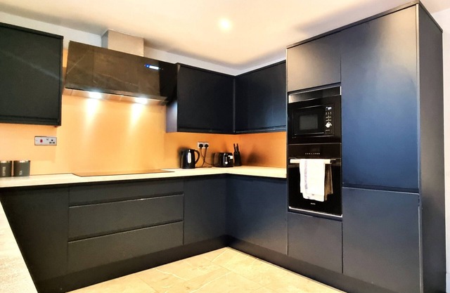 Modern 6 Bedroom 4 Bath House w Parking