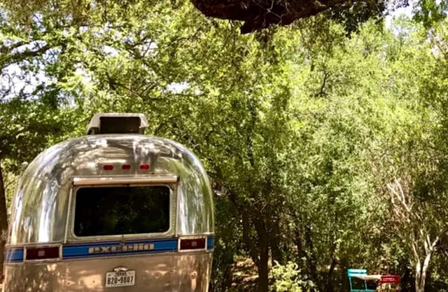 Alquiler moderno de airstream para tres en el Río Llano en Mason, Texas