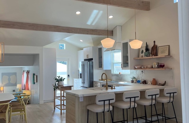 Modern Airy Santa Monica Beach House, Dog Friendly, Walk to Shops!