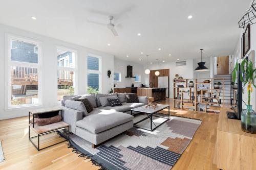 Modern Amenities Downtown - Raleigh Craftsman
