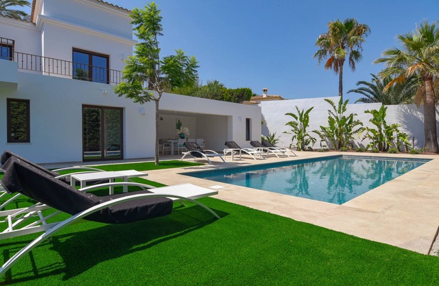 Villa de lujo moderna y en Moraira, Costa Blanca, España con piscina climatizada para 6 personas