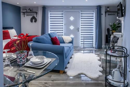 Modern and Stylish 1-Bedroom Guesthouse near M6 J10 Perfect for Business Stays & Couples Free Parking & Wi-Fi