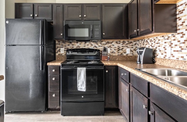 Modern Apartment in Prime Location (ID8624X14)