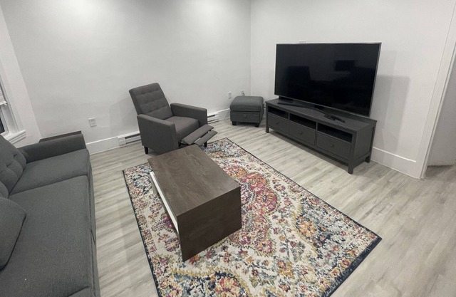 Modern apartment in Worcester w/ all amenities. 5 minutes away from White City.