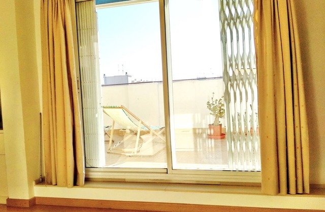 Apartamento moderno con gran terraza cerca de la playa.