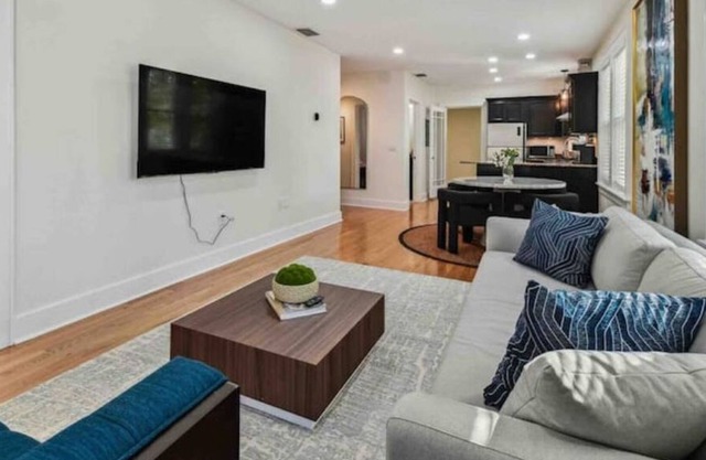 Modern apt 5 min to downtown Hot tub pets ok