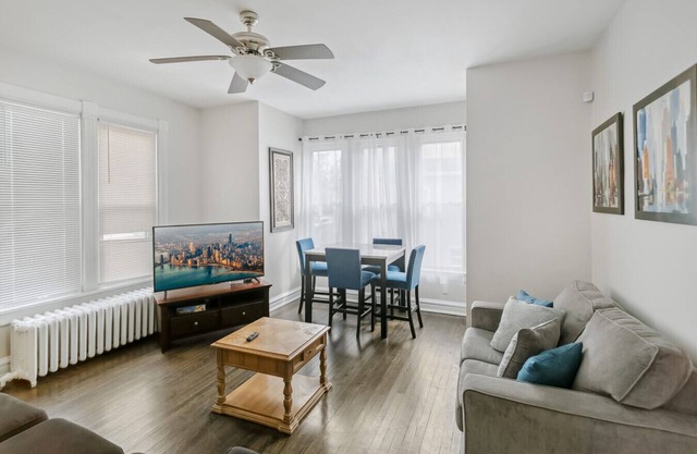 Modern apt in DT Libertyville Near Naval Base