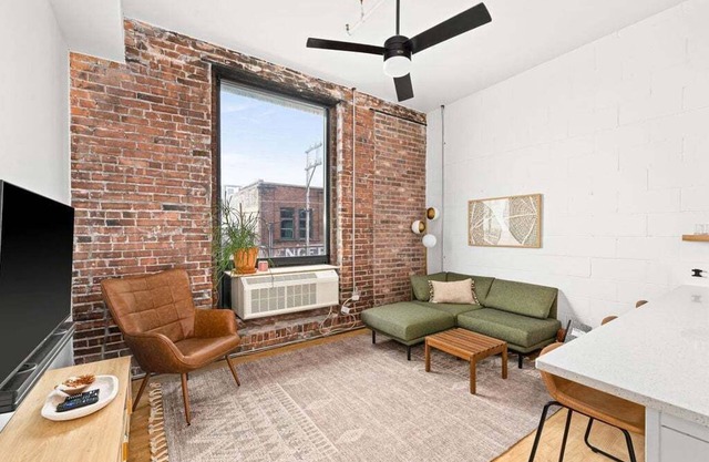 Modern Apt w/ Gym, Elevator, Coffee Shop | 223