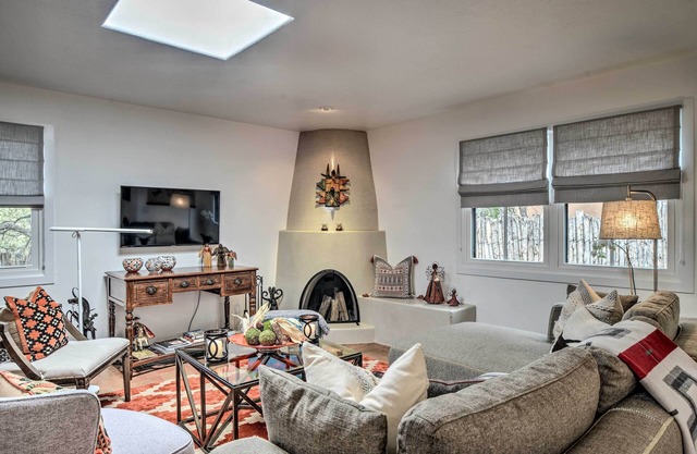 ¡NUEVO! Santa Fe Condo w / Patio + Grill - 6 Min to Plaza