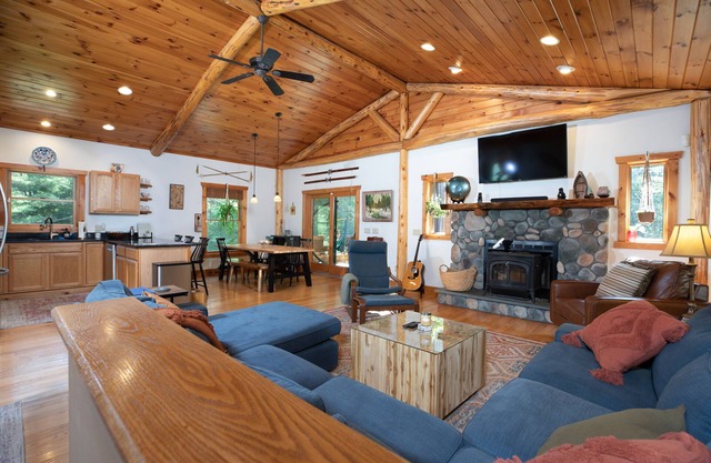 Modern Cabin w/ Hot Tub-Minutes to Lakes & Skiing