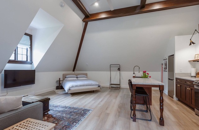 Modern Carriage House…close to trails and ocean