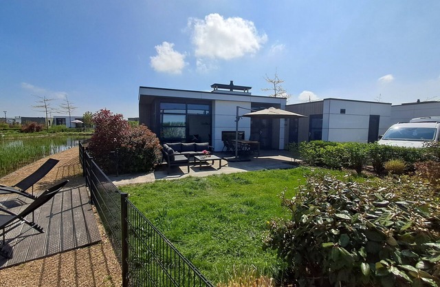 Top modern chalet 'Land in sight' with large garden on the IJssel