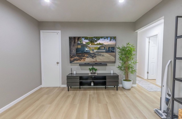 MODERN CHIC / 2bed1bath Hideaway/ NEW Remodel