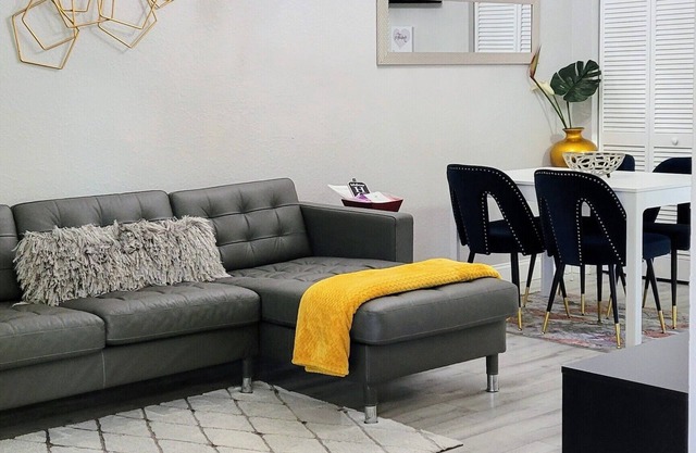 Modern Chic center Tampa. Less than 15 minutes to local attractions and stadium.