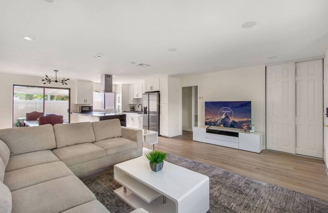 Modern & Clean Townhome Near Dining & Shopping