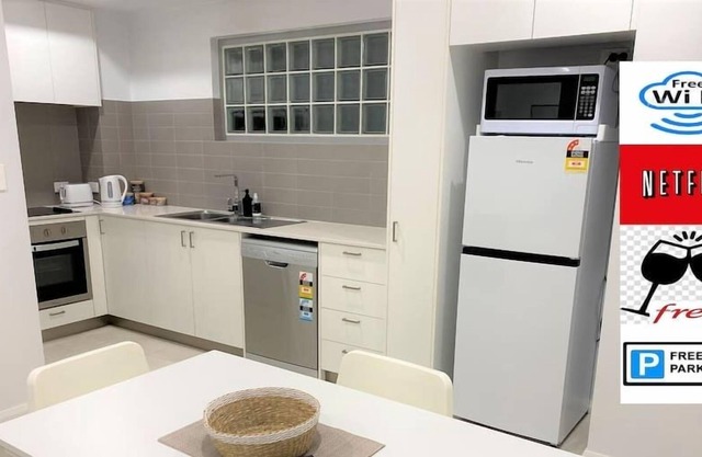 MODERN CLOSE AIRPORT/SHOPS FREE NETFLIX WINE WIFI