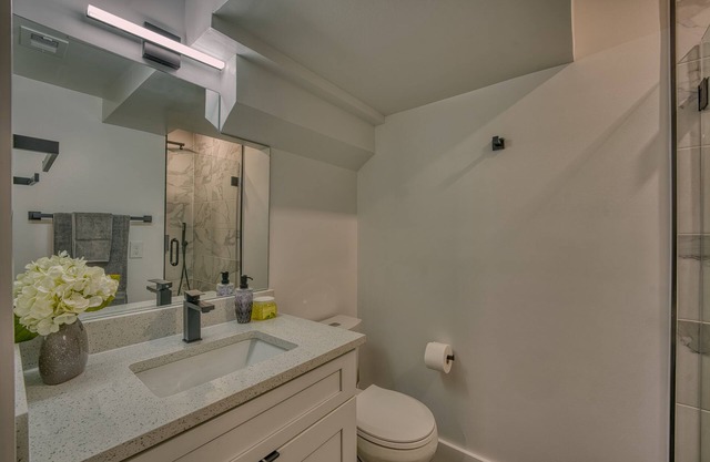 Modern & Colorful ~ 5 STAR Location