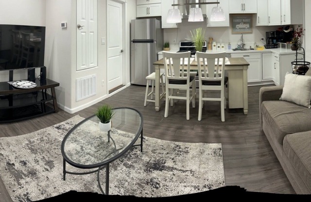 Modern Comfort- Full Kitchen + Private Parking- Ideal for Professionals