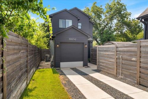 Modern Comfort Near It All 2BR 2 5BA Sleeps 6