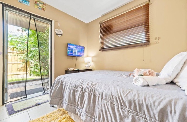 Modern comfortable close to the beach/airport