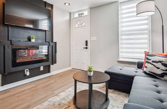 Modern & Comfy ~ Federal Hill ~ Queen Bed ~ Patio / Deck near M&T / Camden