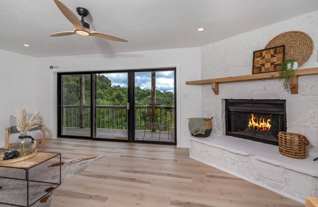 Modern condo located in the resort village of Seven Devils. Great views!