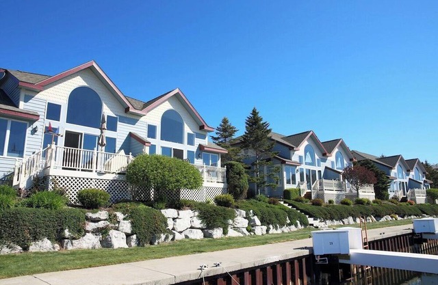 Modern Condo w/ Harbor views and Community Pool