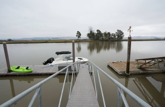 Modern Cottage with Private Dock and large yard on Napa River