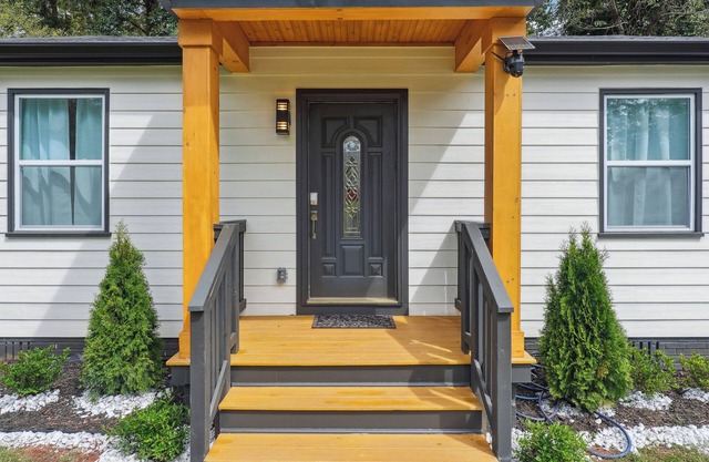 Modern Cozy 2 BR Oasis Near ATL Airport Perfect For Business & Leisure Travelers