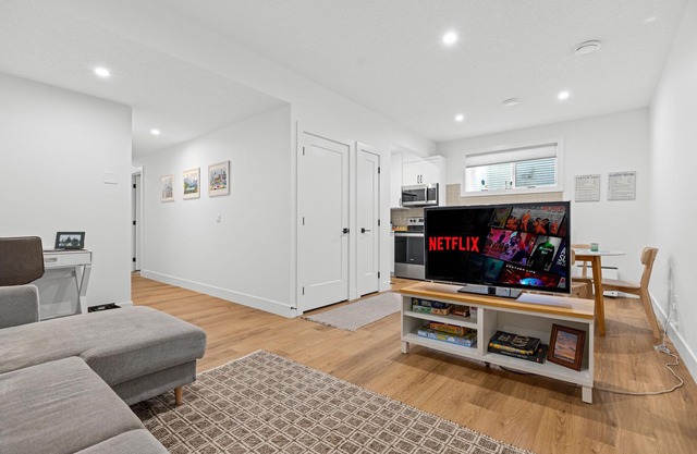 Modern, Cozy and Central Basement Unit! Close to Everything!!