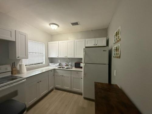 Modern cozy home with private patio - Sleeps 6