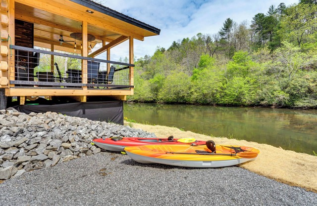 Modern Creek-Front Cabin w/ Deck & Views in Murphy