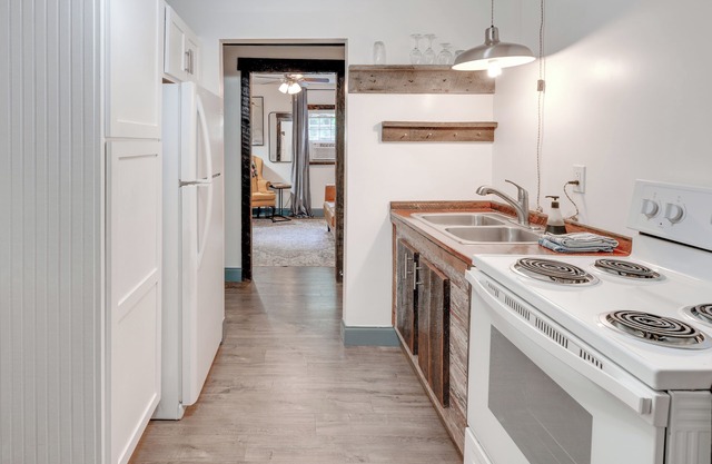 Modern, Dog-Friendly Getaway on Cane River!