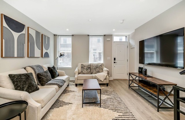 Modern Downtown 5BD/3BTH + Roof Deck - Sleeps 10