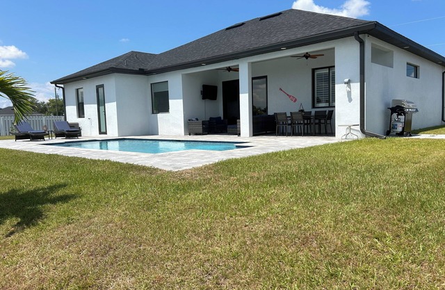 Modern Escape Villa / On the Canal / Heated pool