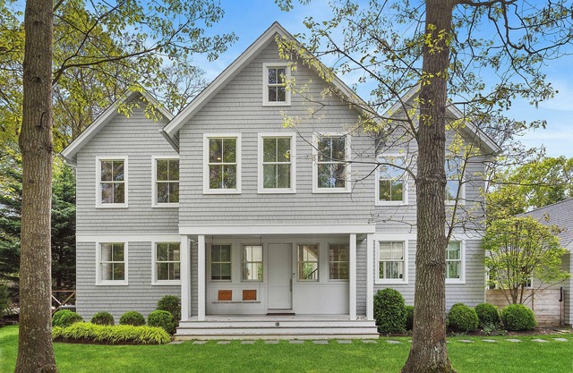 Mobiliario moderno de nueva construcción, ideal para familias, hogar con piscina de agua salada.