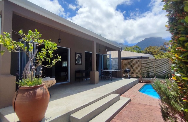 Modern family friendly home with splash pool, safe and very convenient location