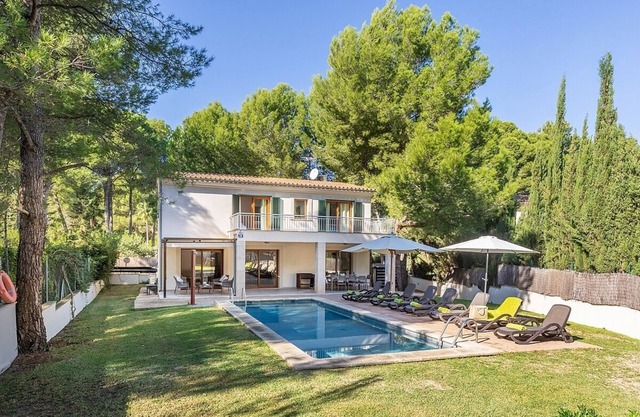 Villa familiar moderna, aire acondicionado, piscina privada, a 5 minutos a pie de dos hermosas playas en Mal Pas, Alcudia.