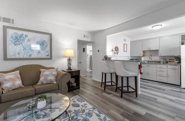 Modern Garden 1BR - Laundry + Pets OK - Quiet