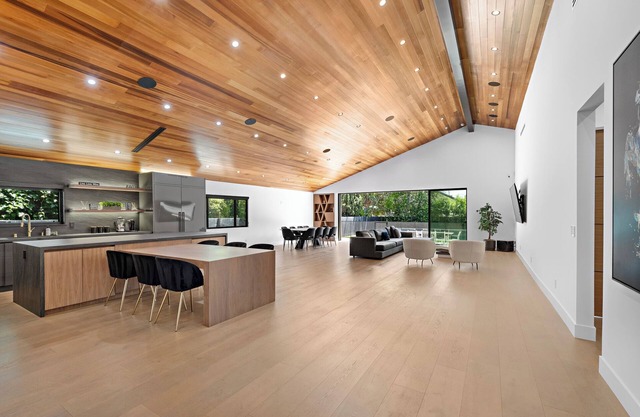 Modern Gateaway In Los Angeles