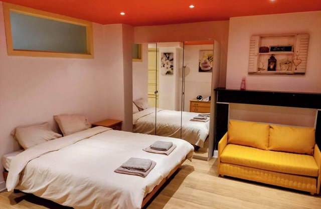 Modern half-basement 1BR near Montgomery & VUB