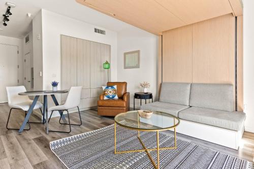 Modern Hollywood Studio, Pool Parking Gym